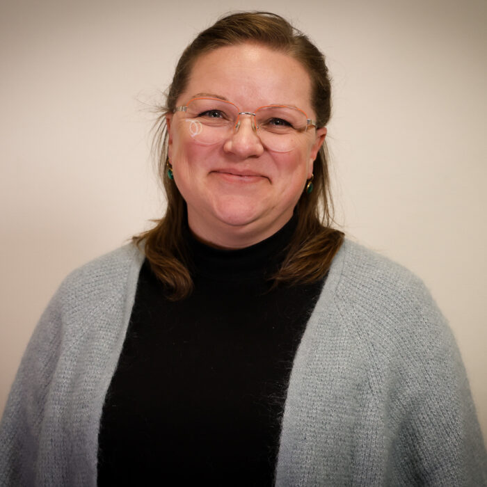 Annette Solberg ser i kamera.