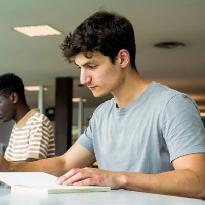 Studenter som studerer på et bibliotek.