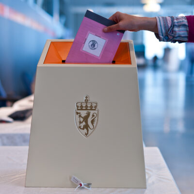 Bilde an stemmeseddel som legges i en valgurne