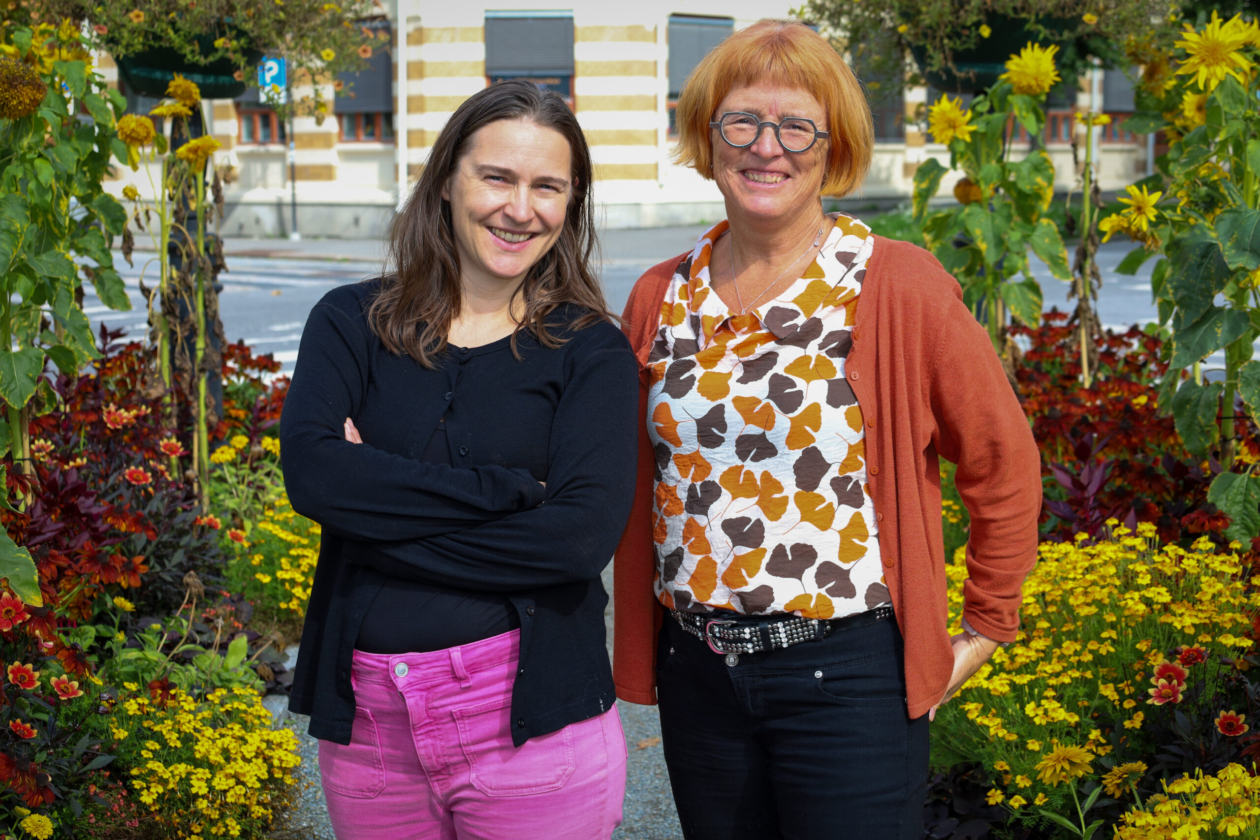 Frøydis Sund og Goro Ree-Lindstad står ved siden av hverandre. De er blide og ser i kamera.