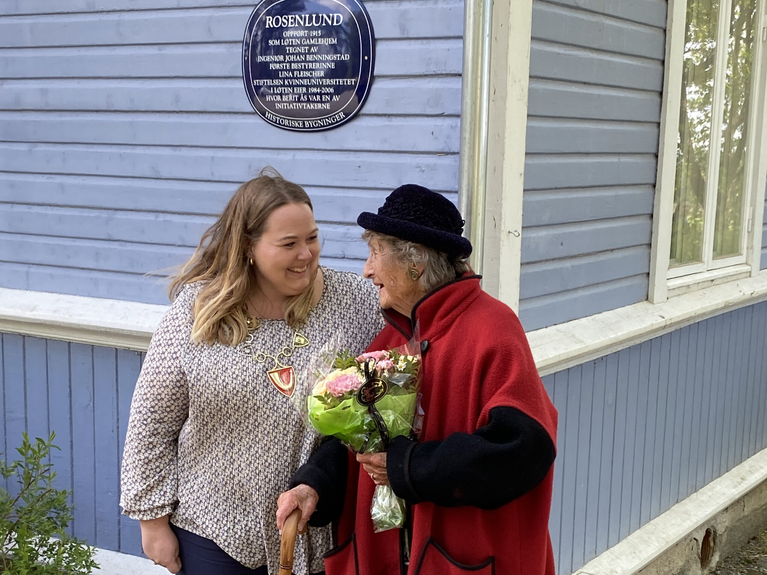 Marte Larsen Tønseth og Berit Ås, utenfor Rosenlund.