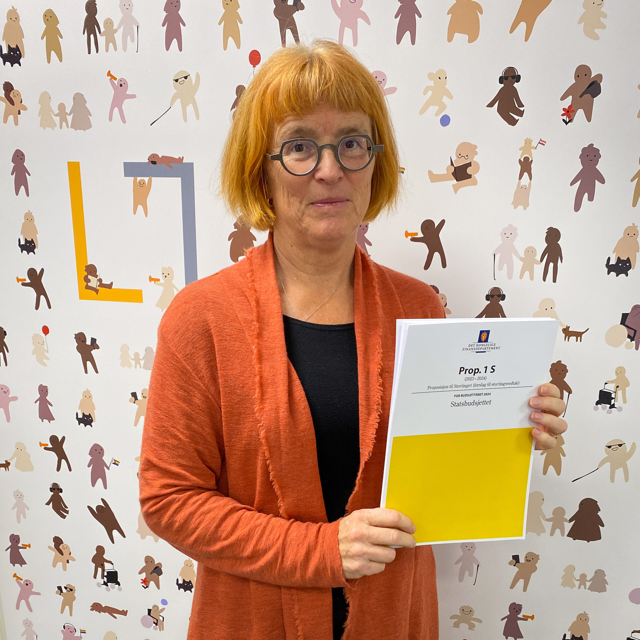 Goro holder forsiden til forslag for statsbudsjett 2024.