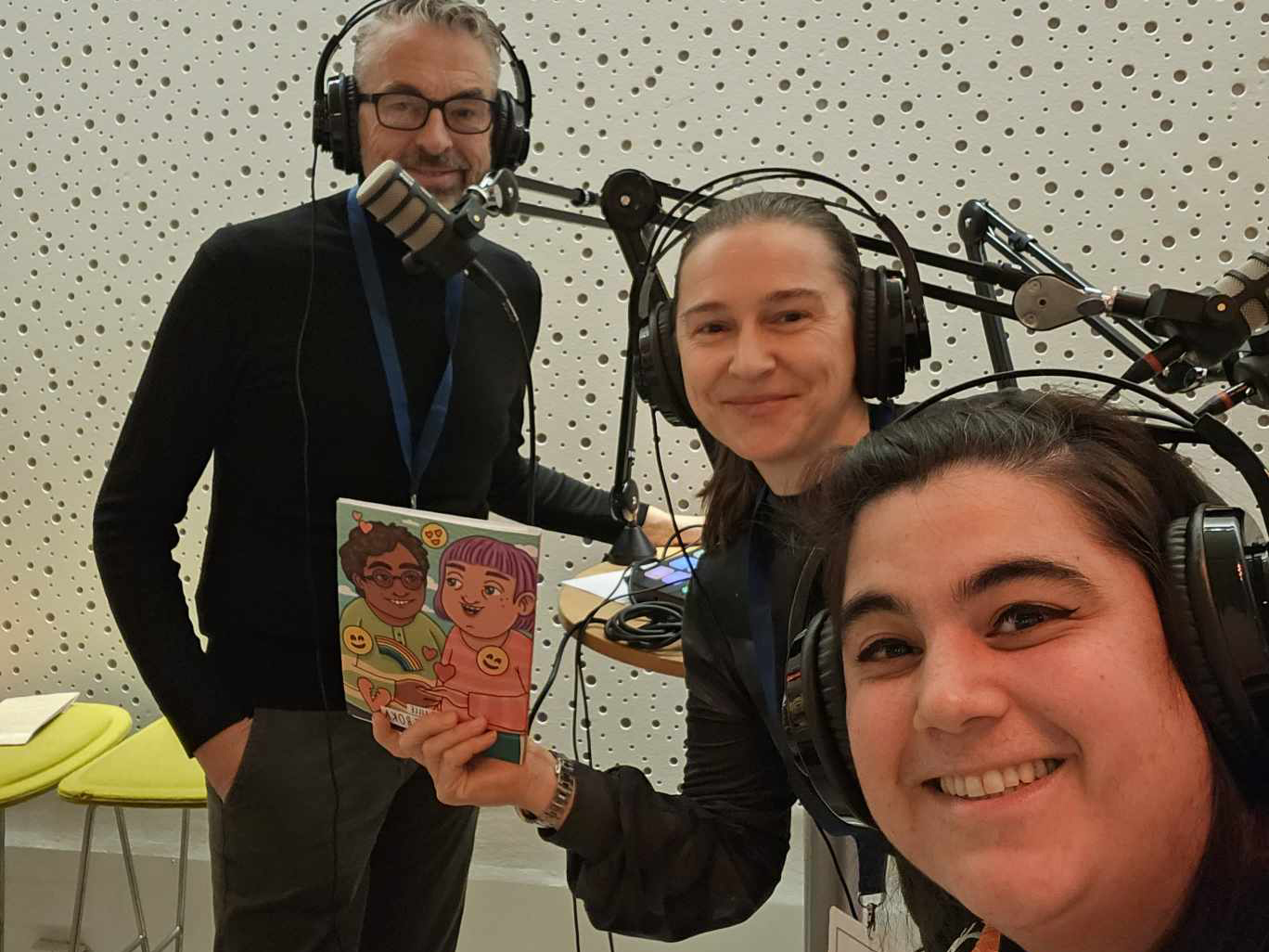 Bjørn Harald Iversen, Frøydis Sund og Carina Carlsen i podkast-studio.