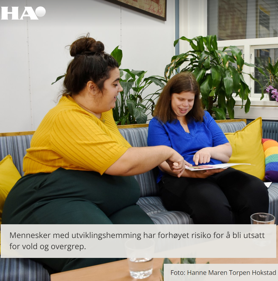 Carina og Camilla sitter og ser i Kjæresteboka sammen.