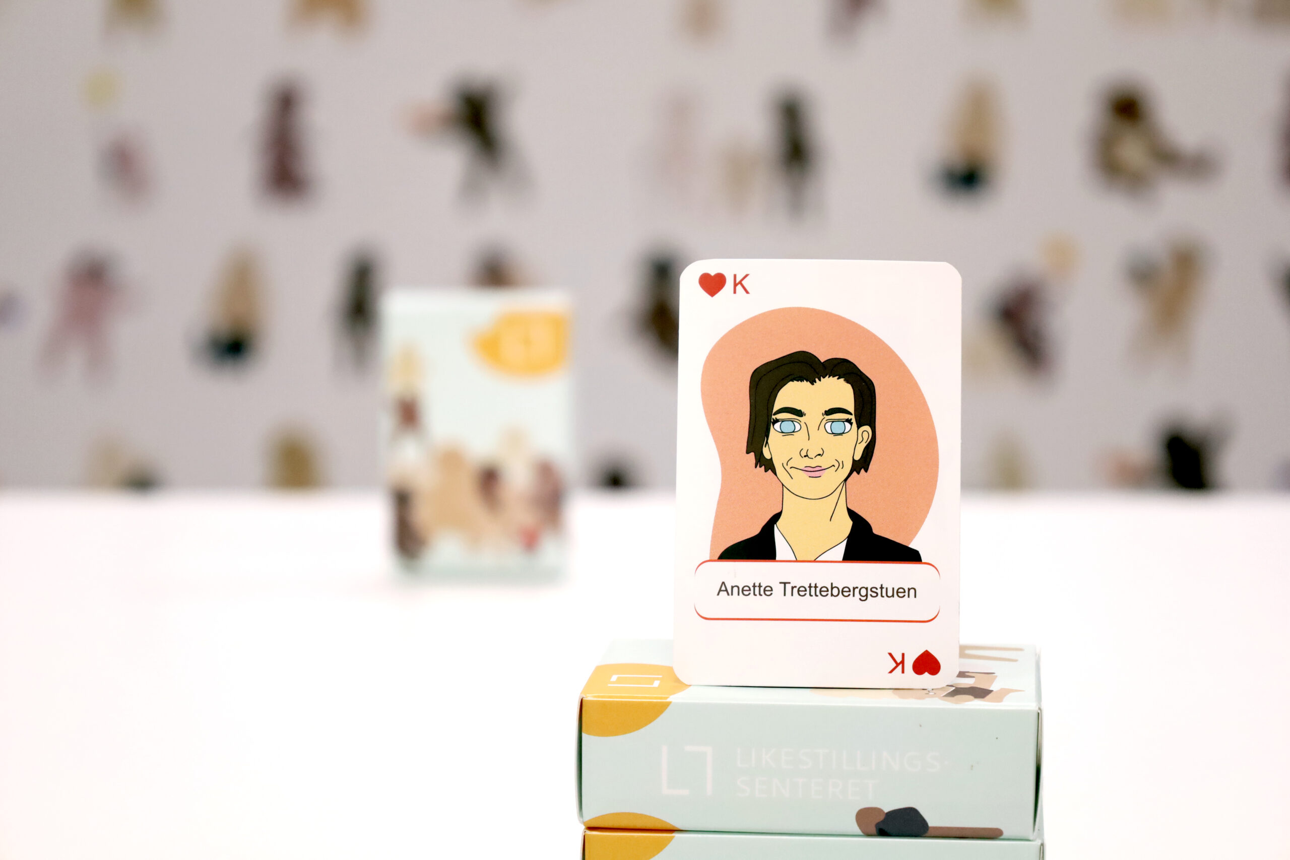 Bilde av ett av kortene i likestillingssenterets kortstokk. Kortet er hjerterkonge med tegning av Anette Trettebergstuen.