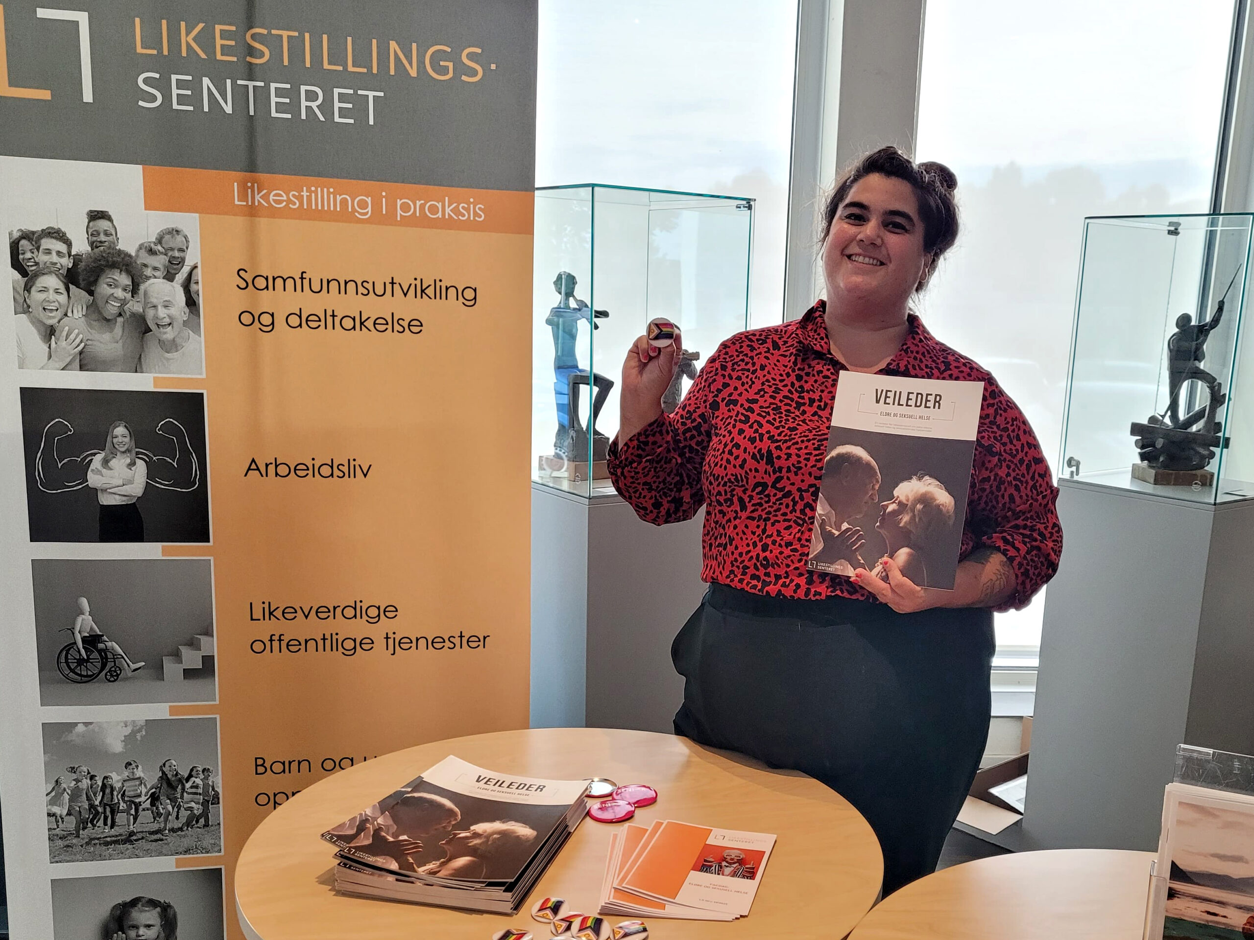 Carina Carlsen viser fram en button og et hefte.