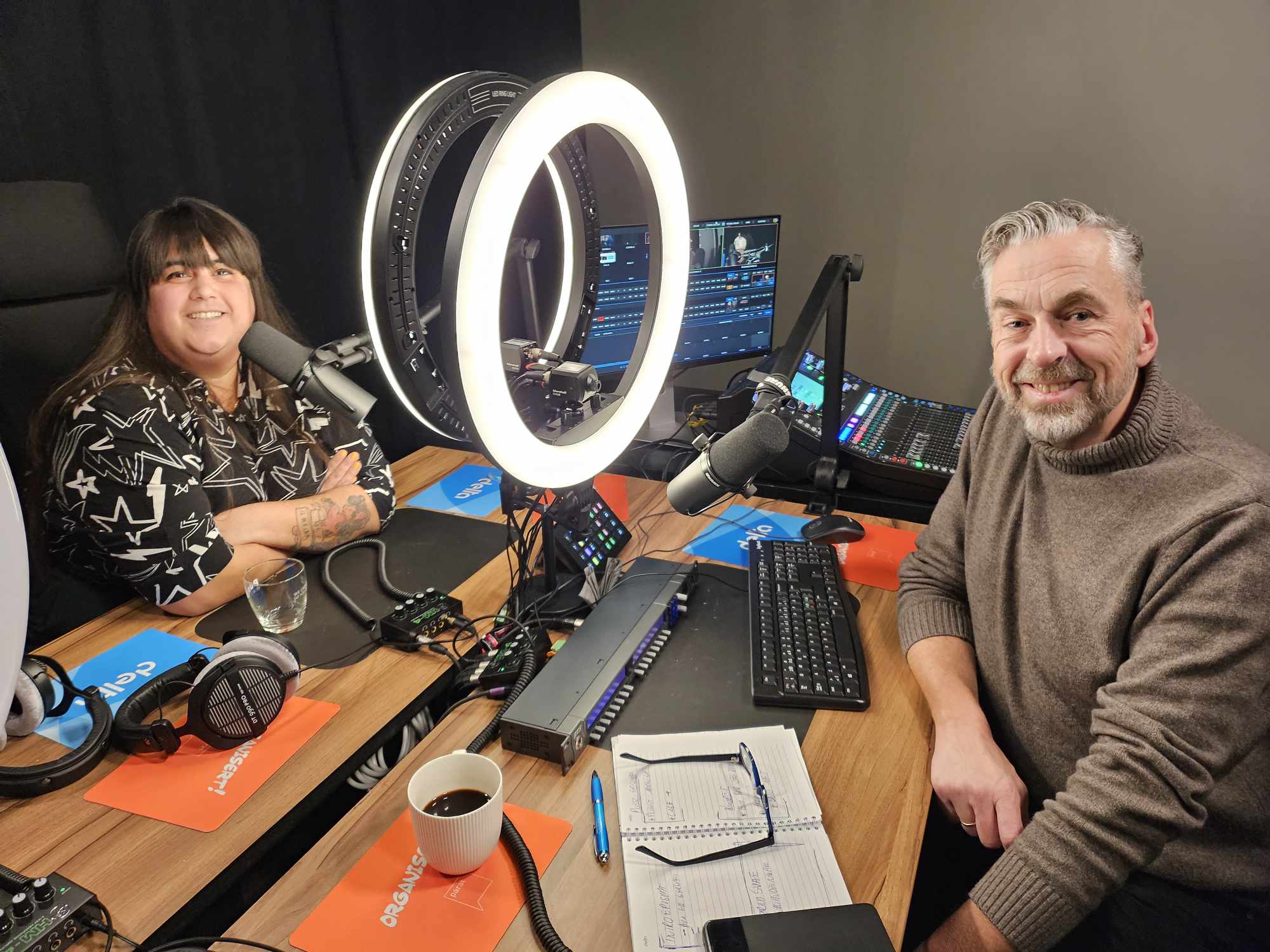 Carina Carlsen og Bjørn Harald Iversen i podkast-studio.