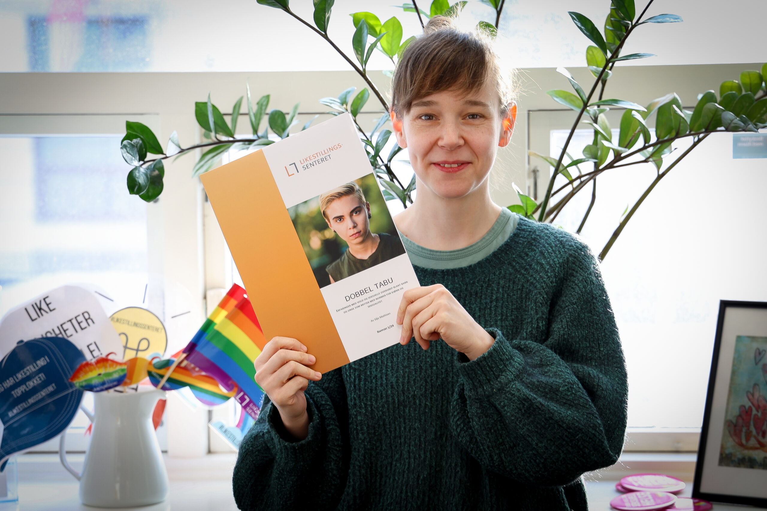 Silje Mathisen holder opp rapporten Dobbel tabu.