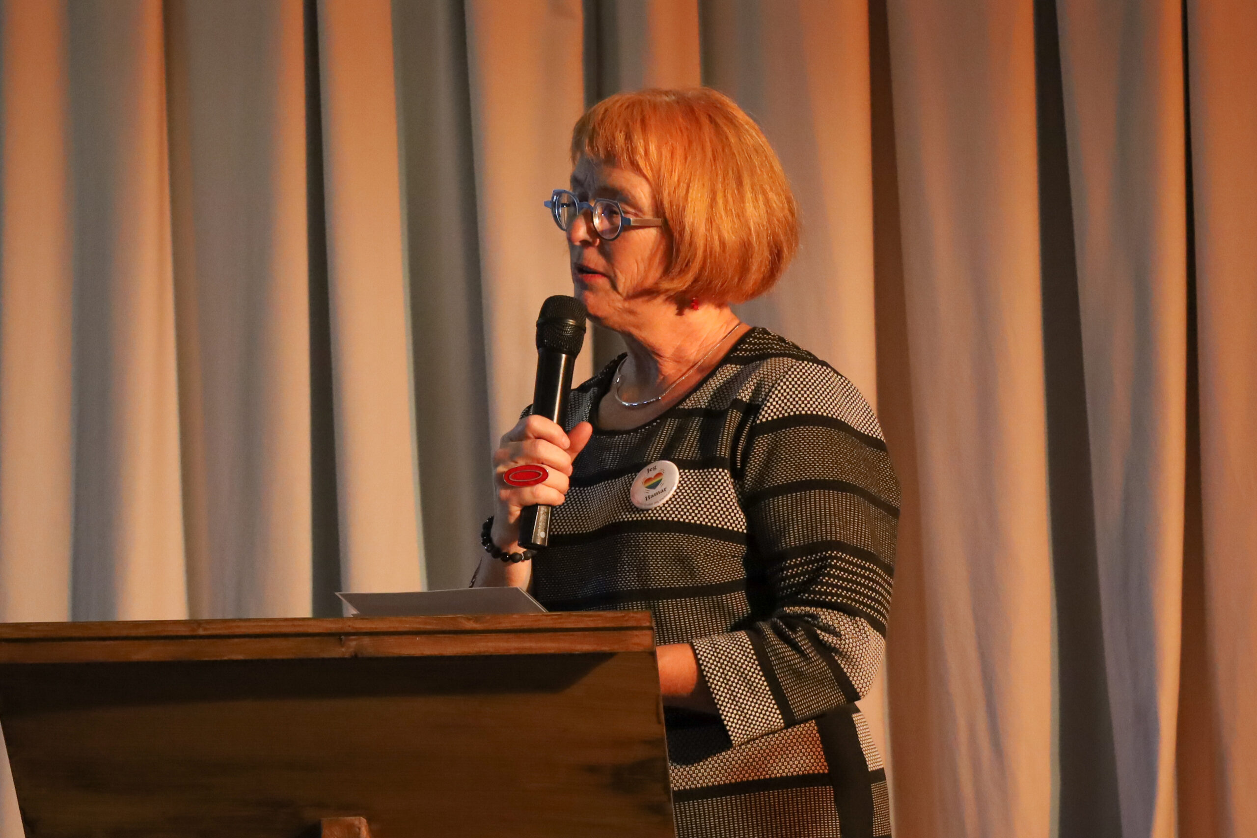 Goro Ree-Lindstad på talerstolen med mikrofon i hånda.