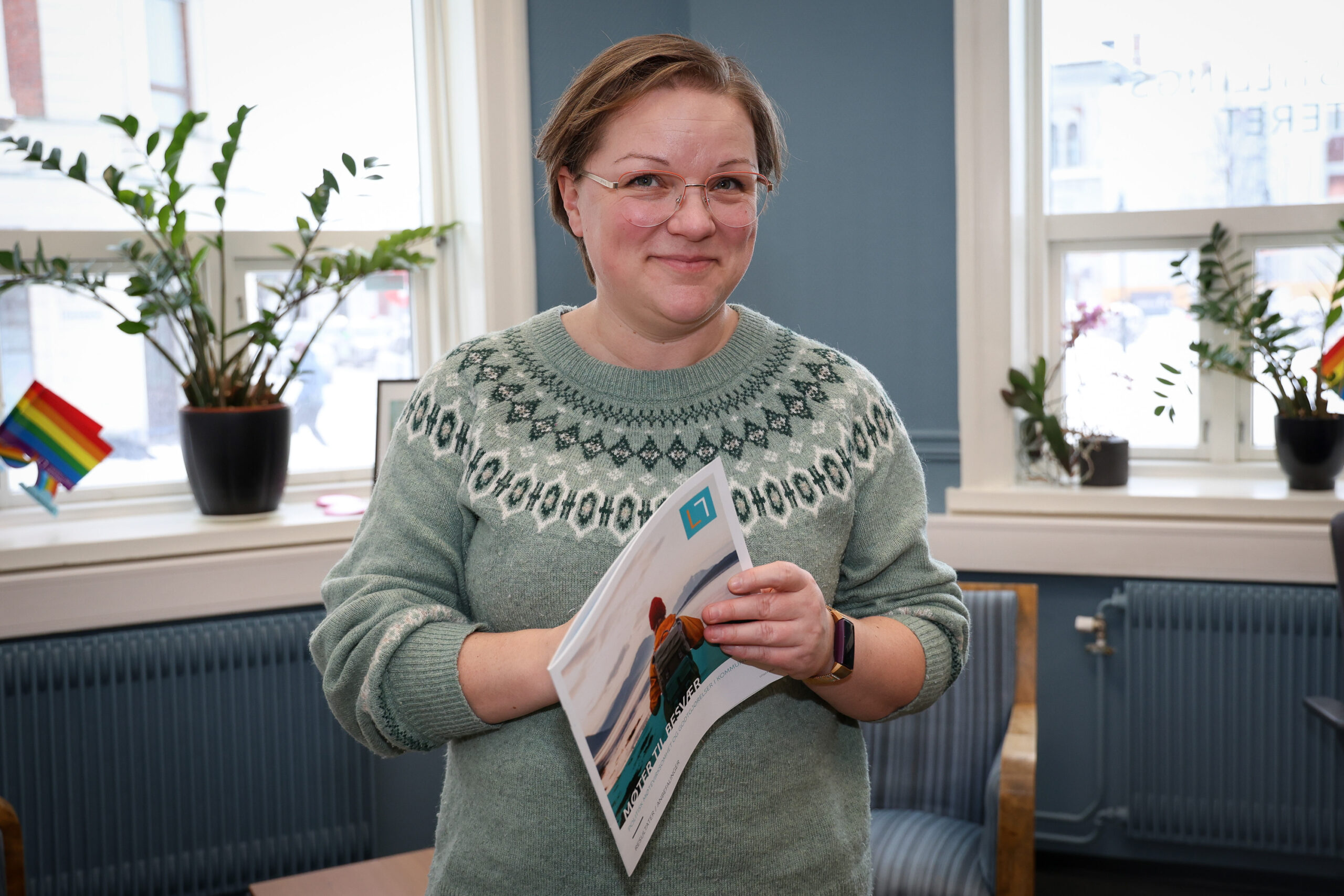 Annette Solberg holder rapporten Møter til besvær. Ser i kamera.