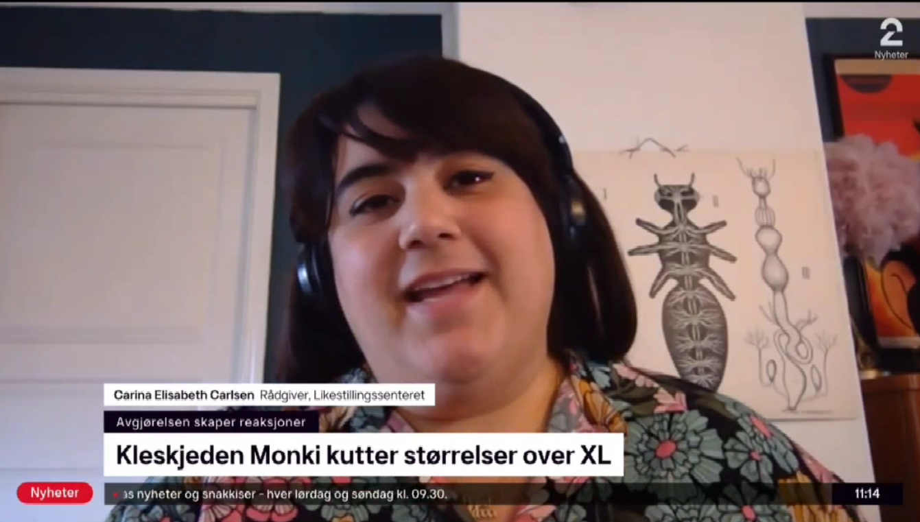 Carina Carlsen på TV2 Nyhetskanalen. Hun har blomstrete skjorte og headset.