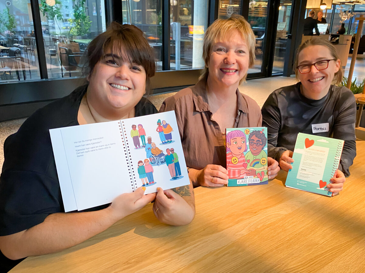 Carina, Wenche og Frøydis holder hvert sitt eksemplar av «Den lille kjæresteboka».