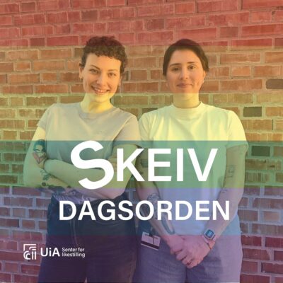 Mary Ann Skretteberg Andersen og Thea Litschi. Foran dem er er regnbuefarger og logoen til podkasten Skeiv Dagsorden.