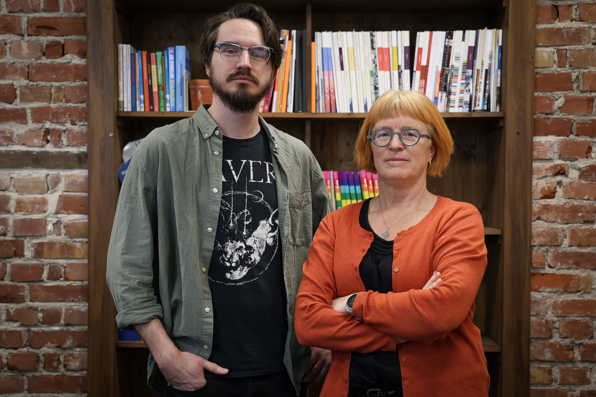 Jørgen Berg-Sollien og Goro Ree-Lindstad foran en bokhylle.