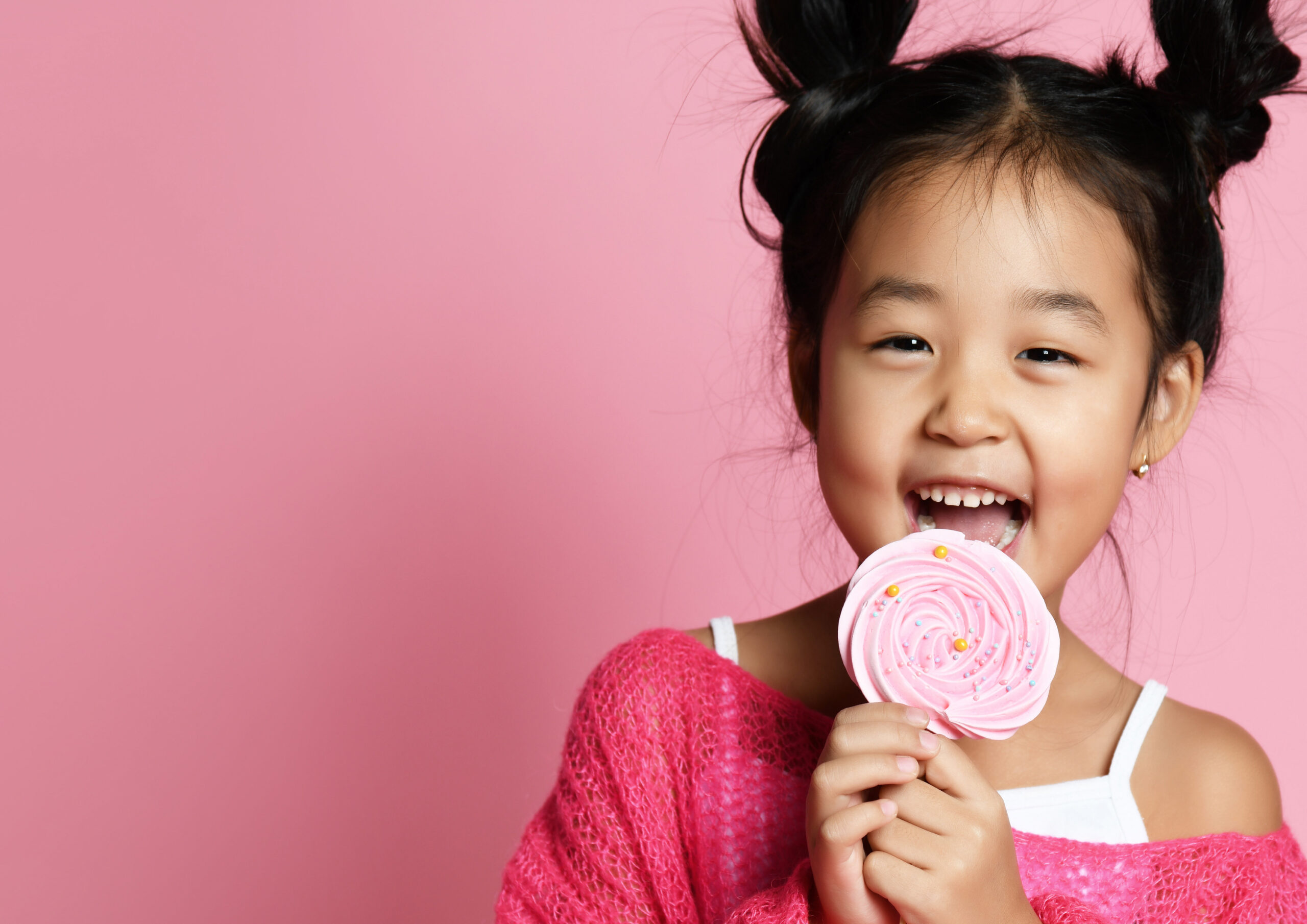 Blid unge spiser en kjærlighet på pinne.