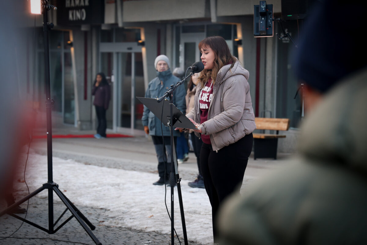 8. mars-tog. Marita Torve står foran mikrofon og taler til forsamlingen.