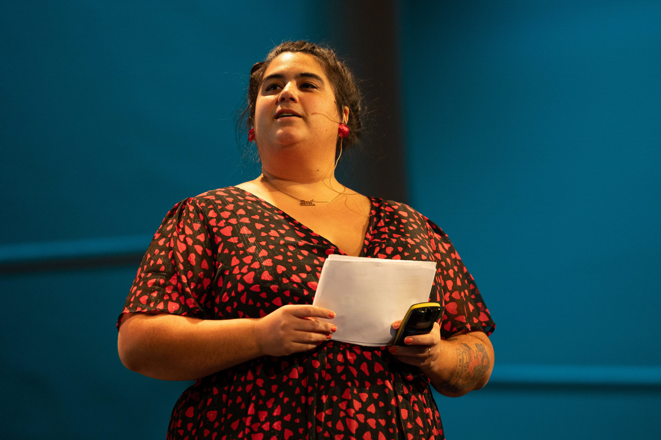 Carina Carlsen snakker fra en scene.