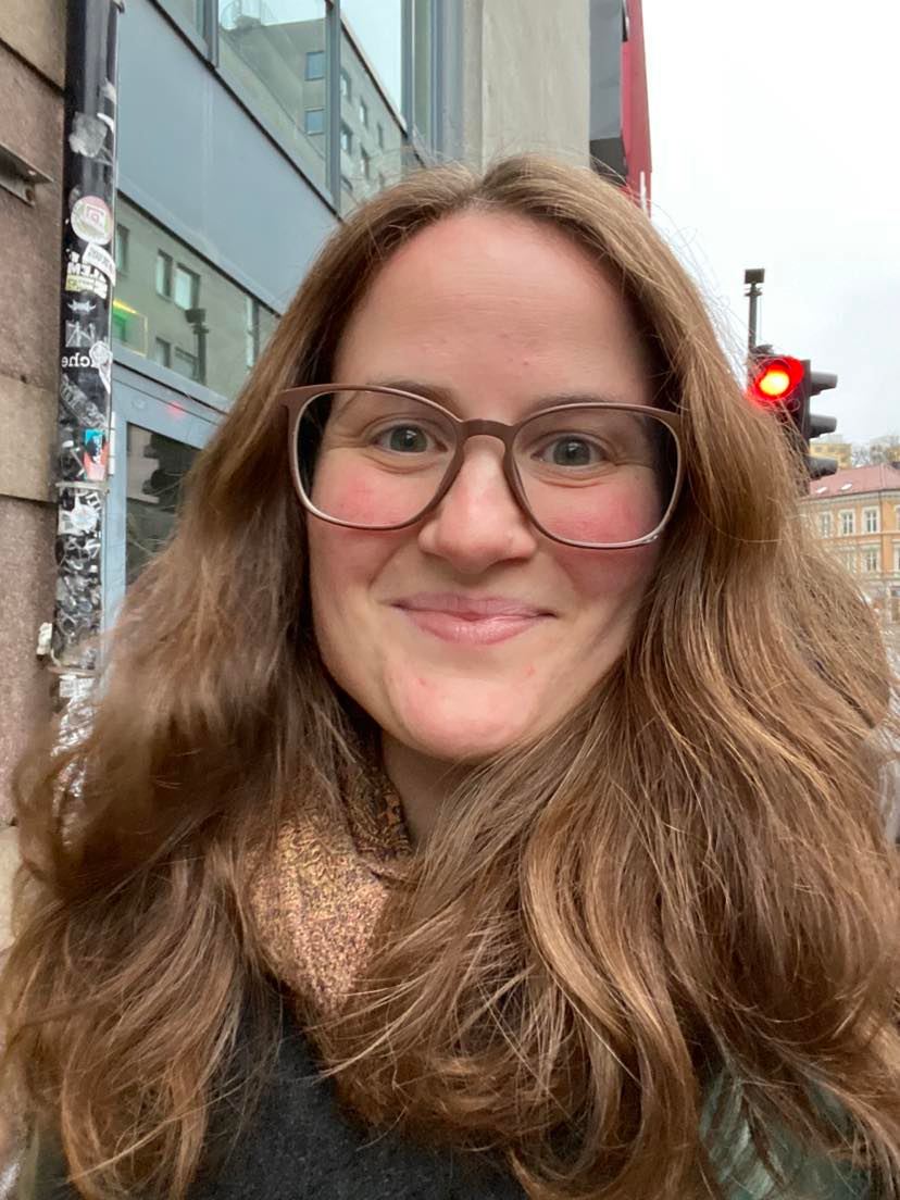 Kristina Miklavic ser i kamera og smiler.