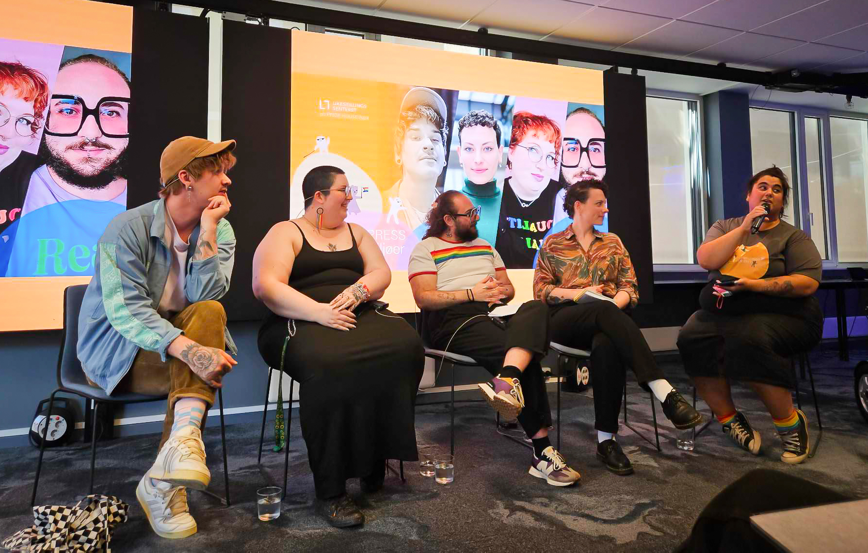 Jim Ekberg, Michelle Moland, Newt Petride og Mary Ann Skretteberg Andersen og Carina Carlsen sitter på rekke.