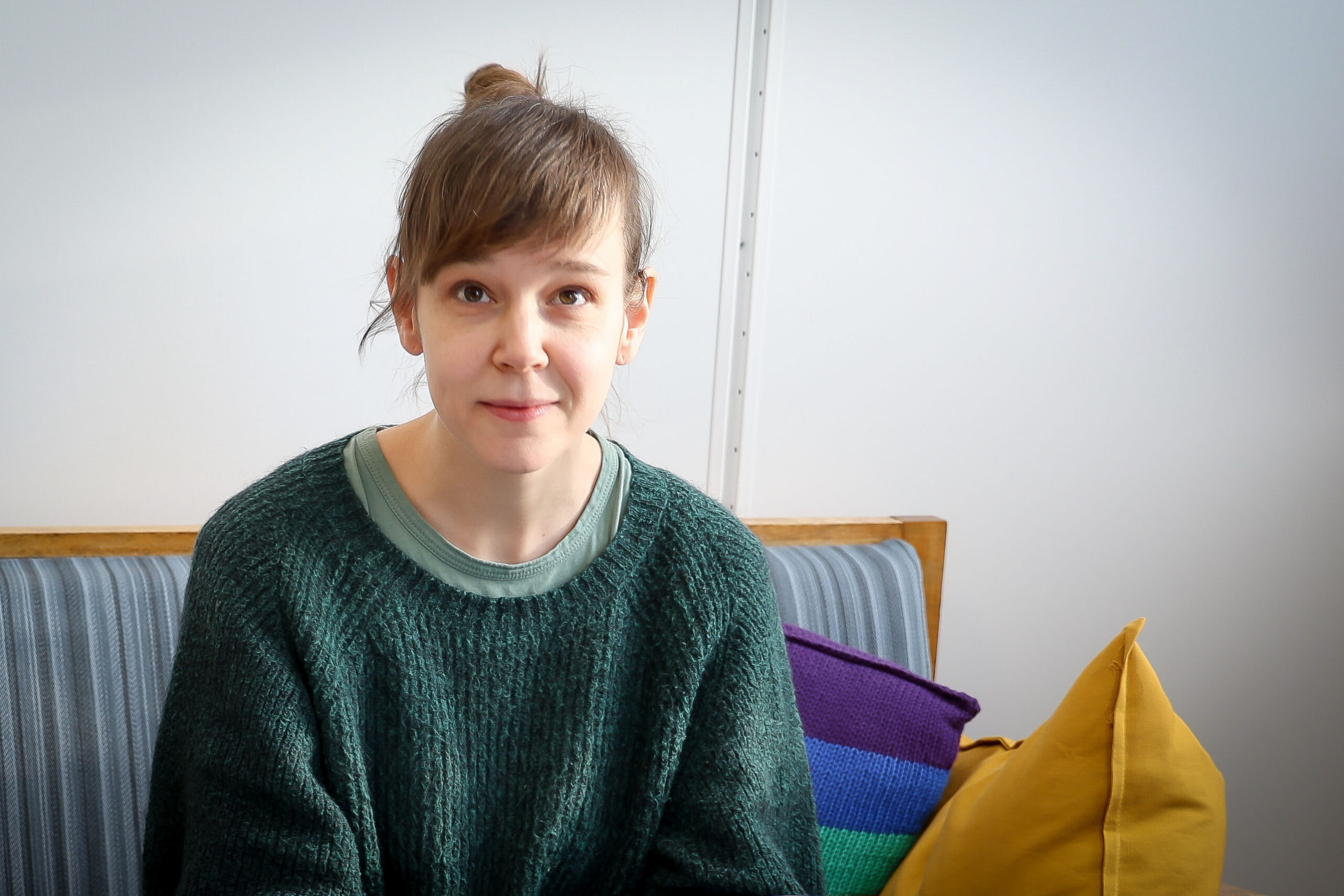 Silje Mathisen sitter i en sofa og ser i kamera.