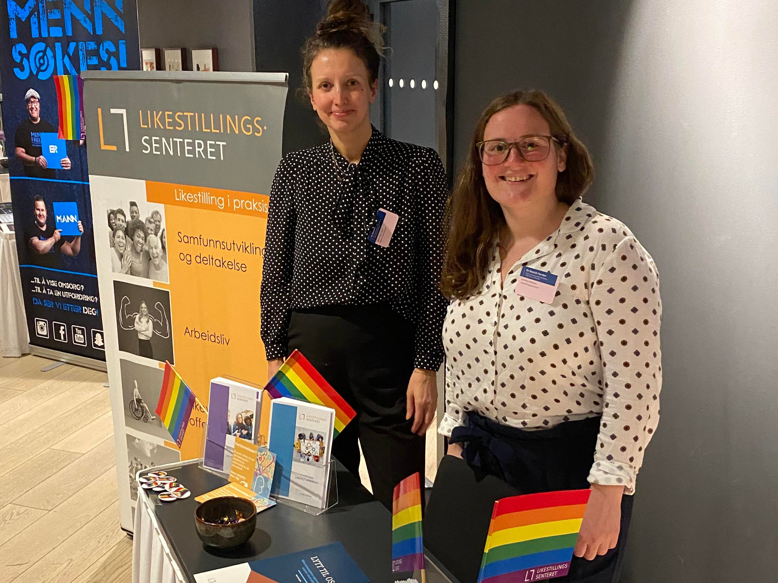 Sara Hope Lygre og Kristina Miklavic står foran et bord.