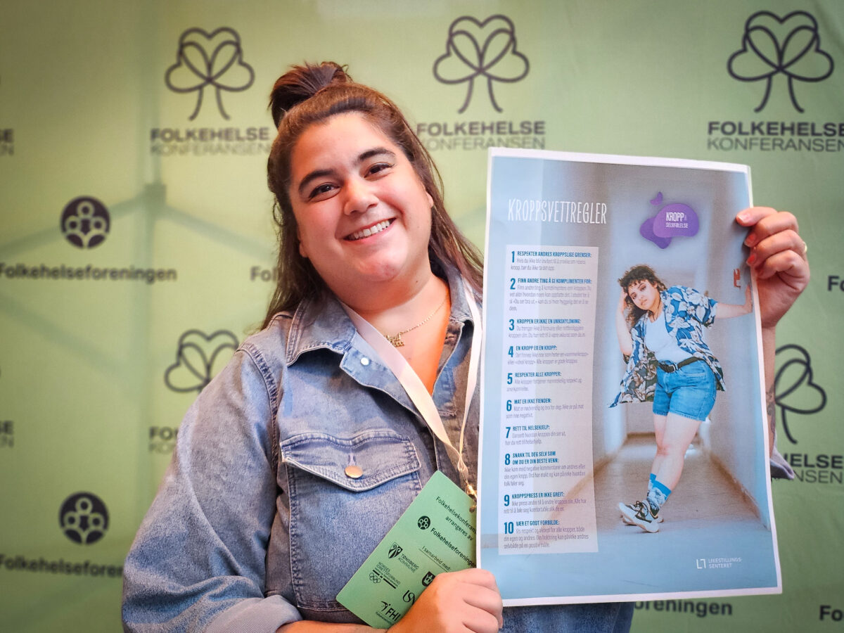 Carina Carlsen holde en plakat med Kroppsvettregler.