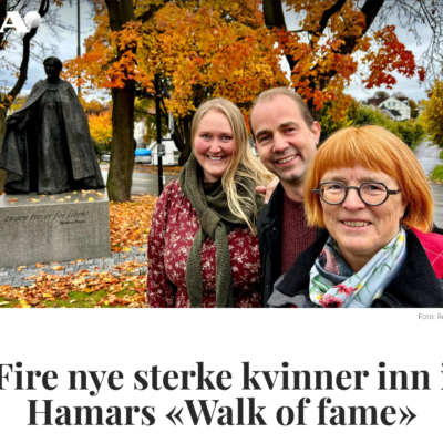 Faksimile fra h-a.no med bilde av tre personer som står ute foran en statue.