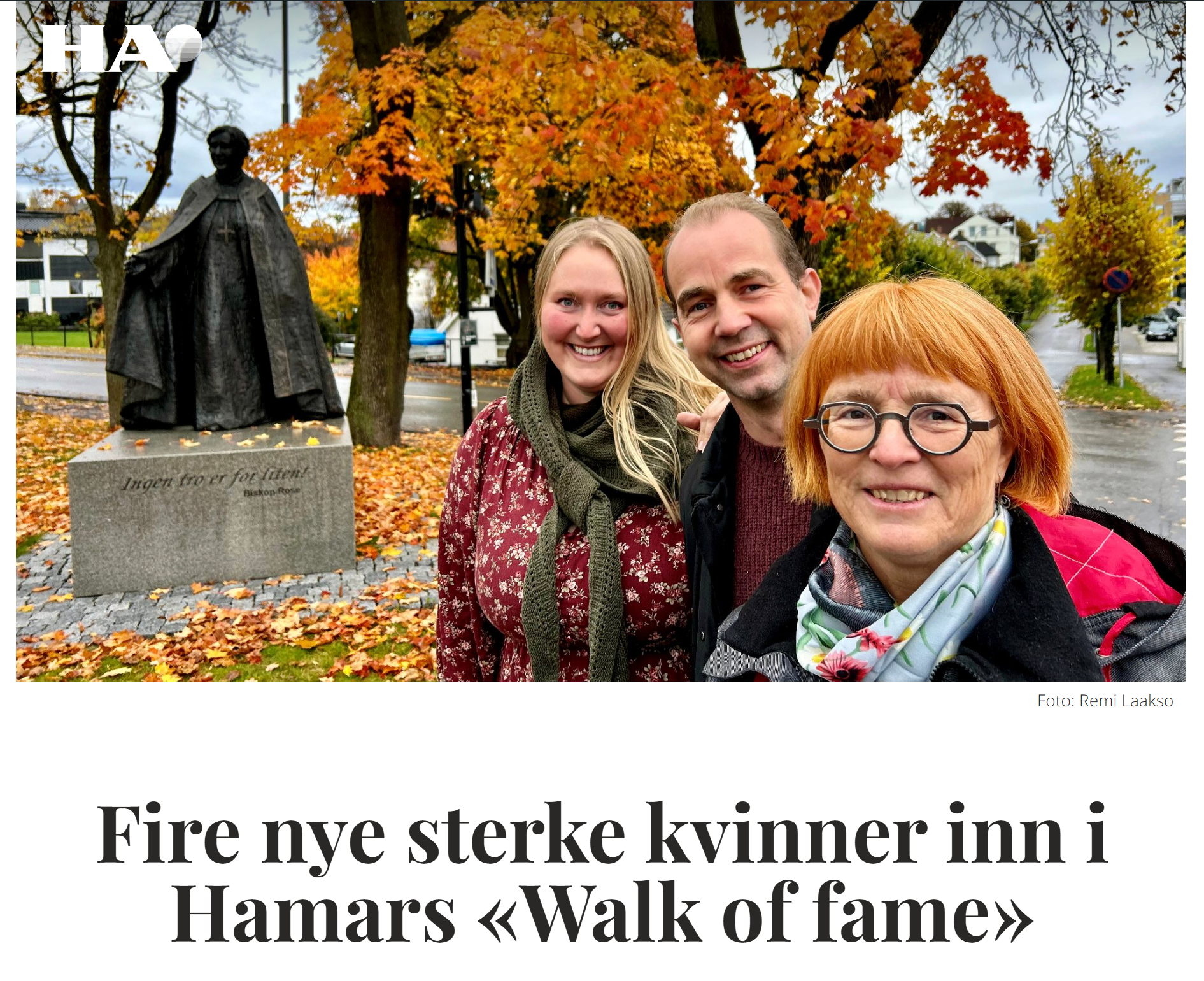 Faksimile fra h-a.no med bilde av tre personer som står ute foran en statue.