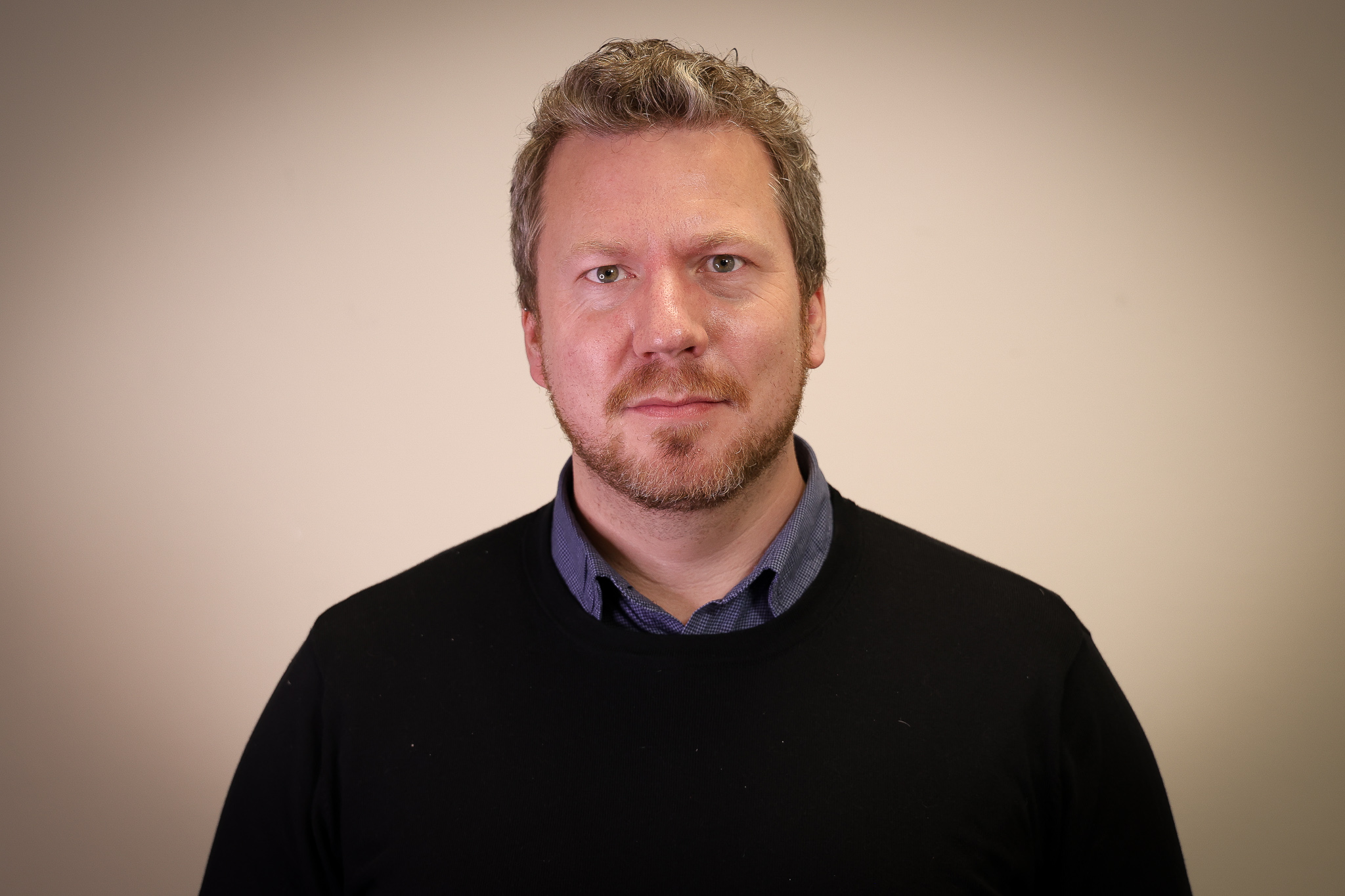 Bilde av Eirik Skjelstad, han ser i kamera og har en alvorlig mine.