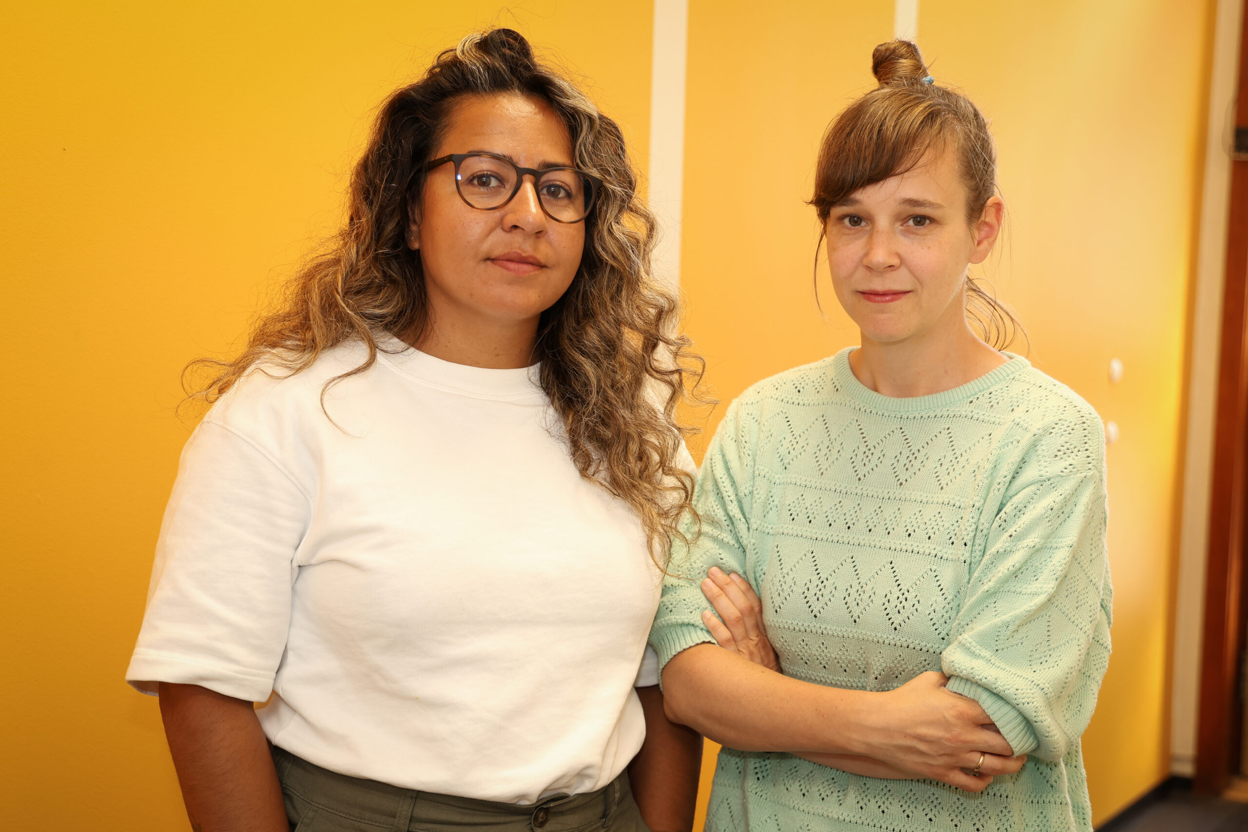 Hasti Endestad og Silje Mathisen ved siden av hverandre. De se i kamera.