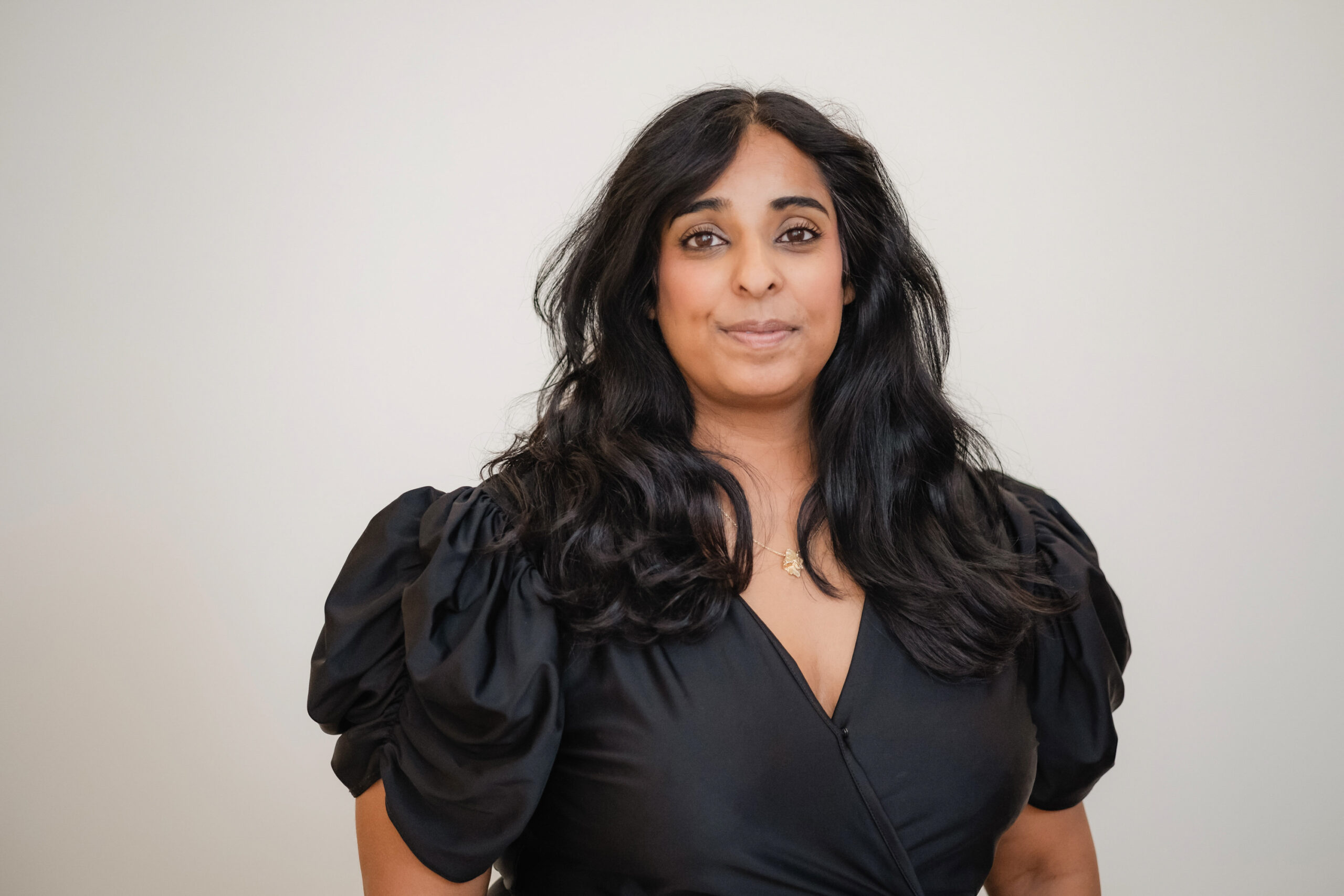 Lubna Jaffery ser i kameraet og har en alvorlig mine.