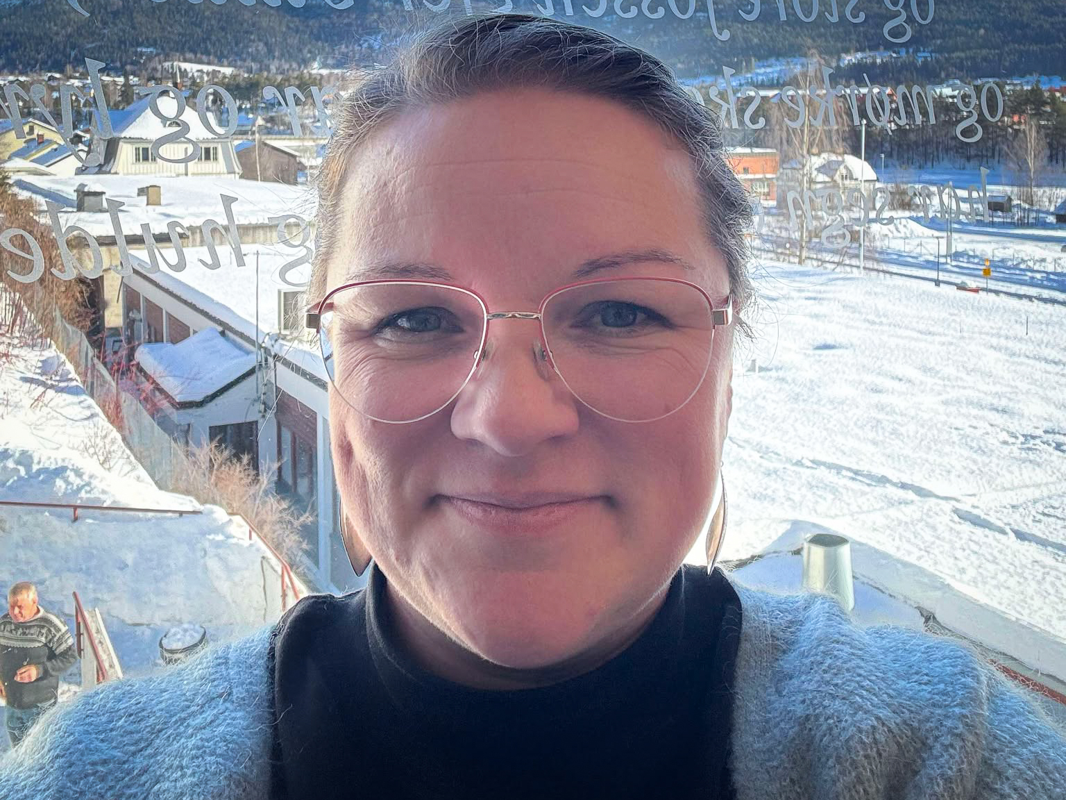 Annette Solberg ser i kamera og smiler.