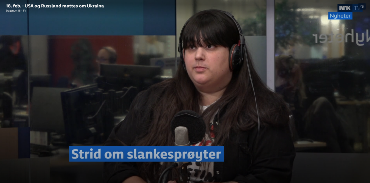 Carina Carlsen sitter i et radiostudio.