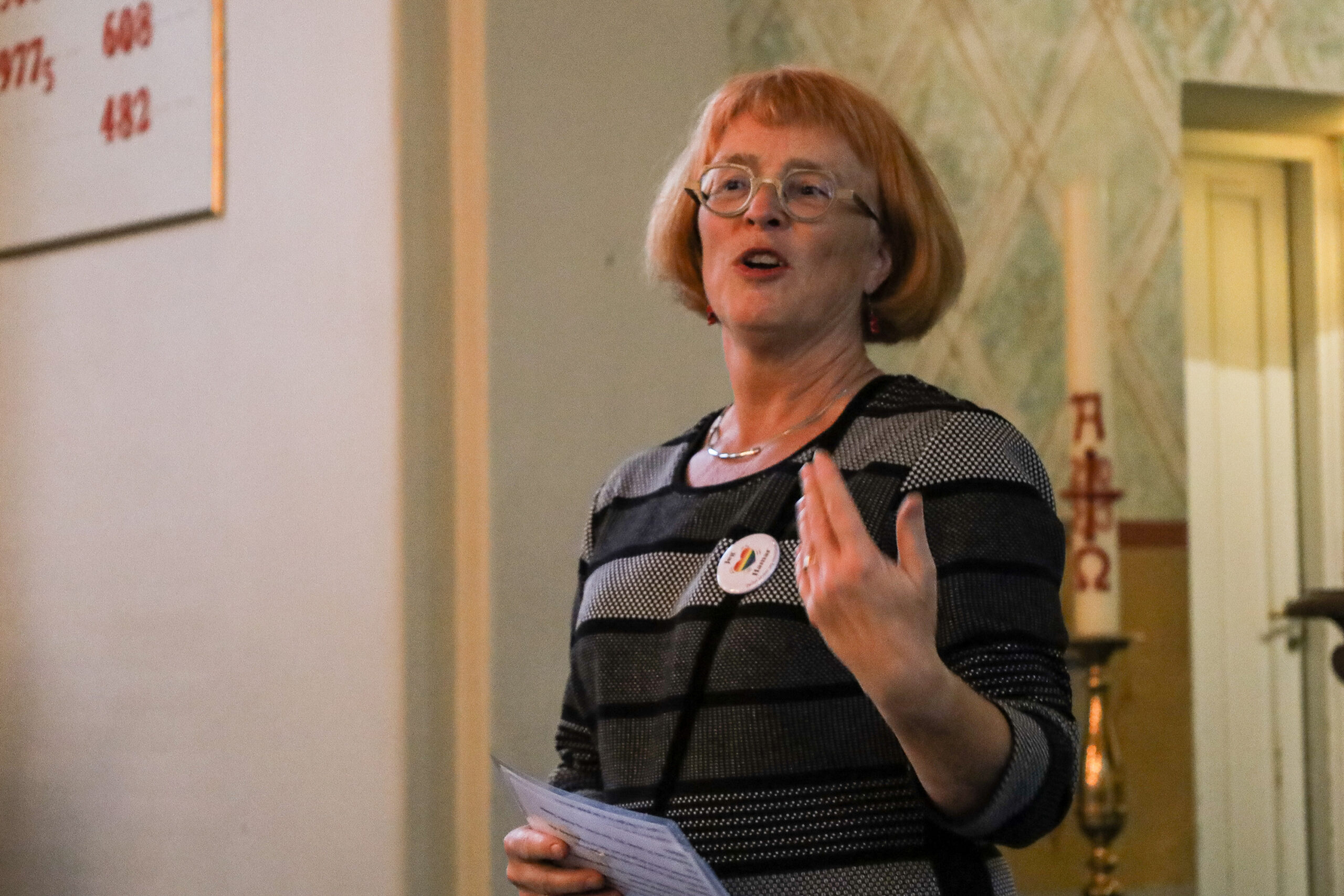 Goro Ree-Lindstad står i Hamar kirke og forteller foran en forsamling.