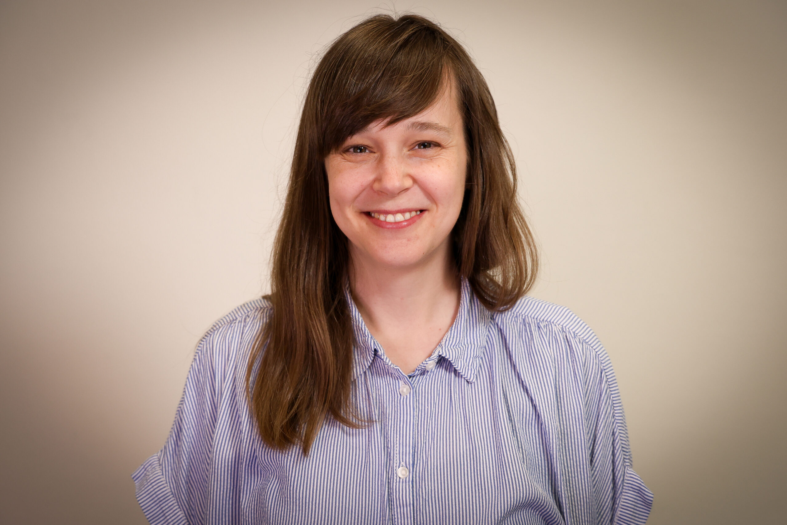 Silje Mathisen ser i kamera.