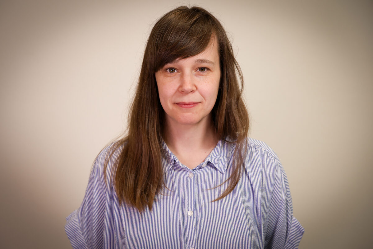 
			Silje Mathisen ser i kamera.			