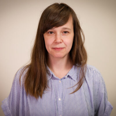 Silje Mathisen ser i kamera.