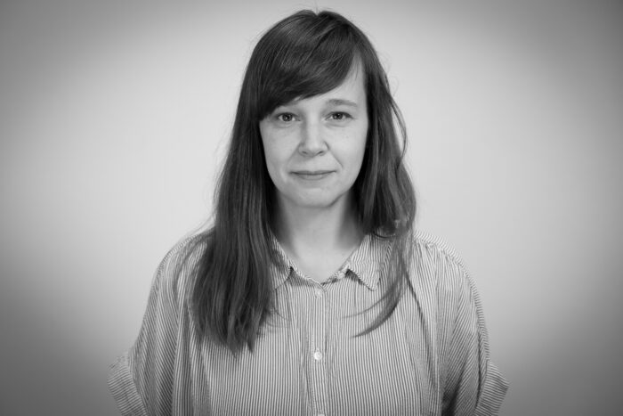 Silje Mathisen ser i kamera.