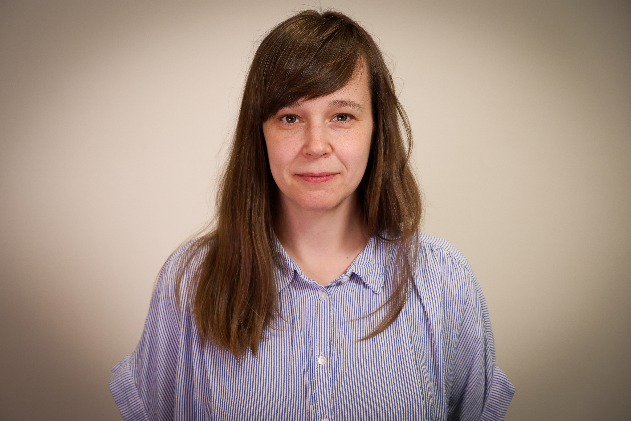 Silje Mathisen ser i kamera.