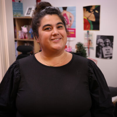 Carina Carlsen ser i kamera og smiler.