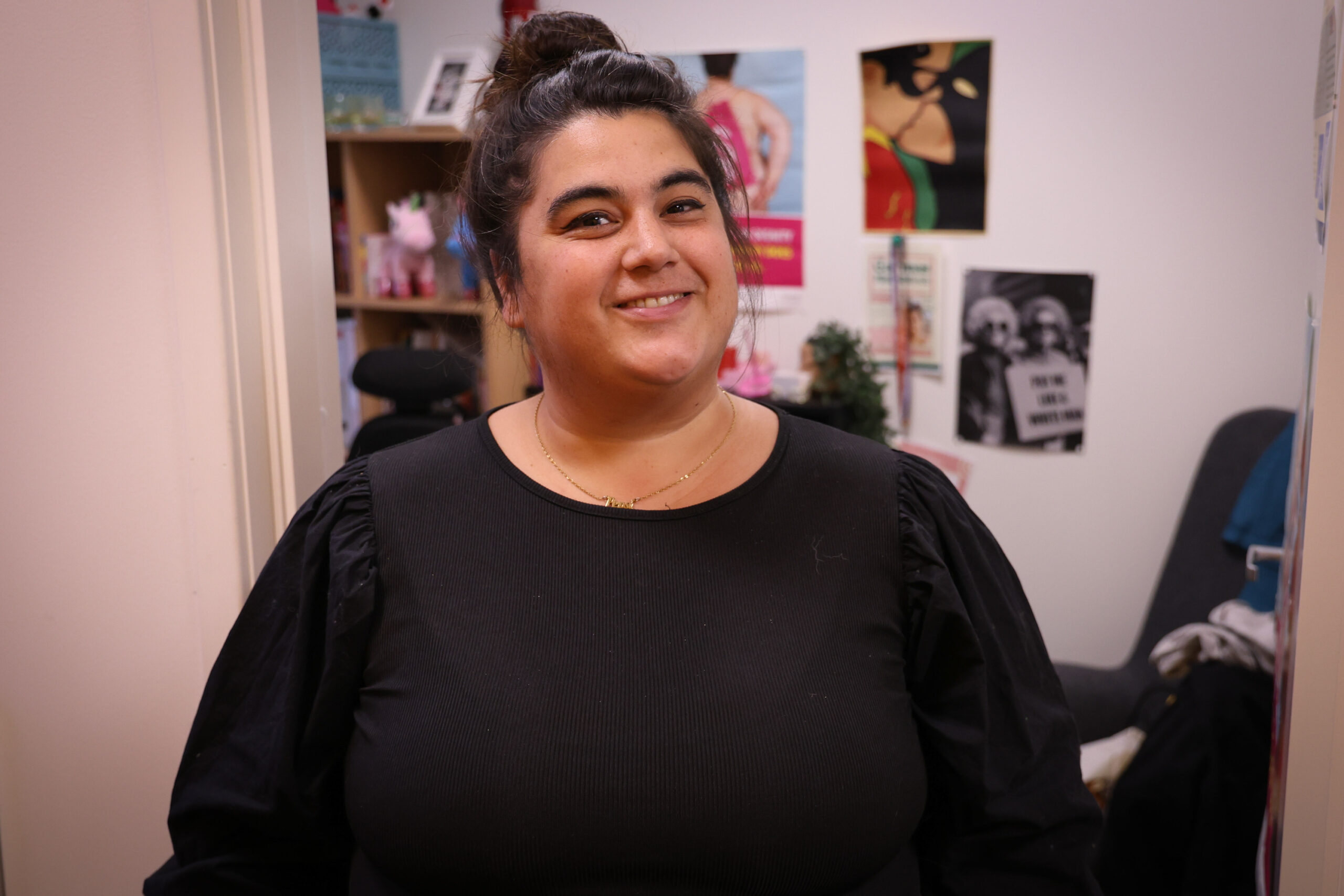 Carina Carlsen ser i kamera og smiler.