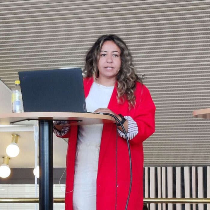Hasti Sharifi Endestad på scenen.