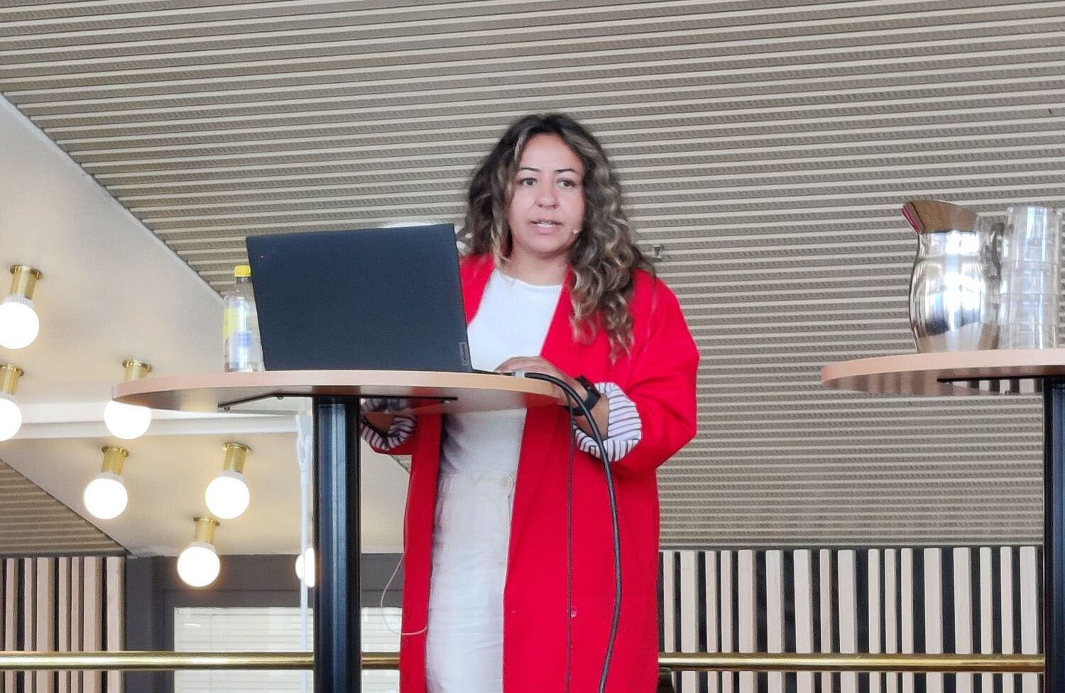 Hasti Sharifi Endestad på scenen.