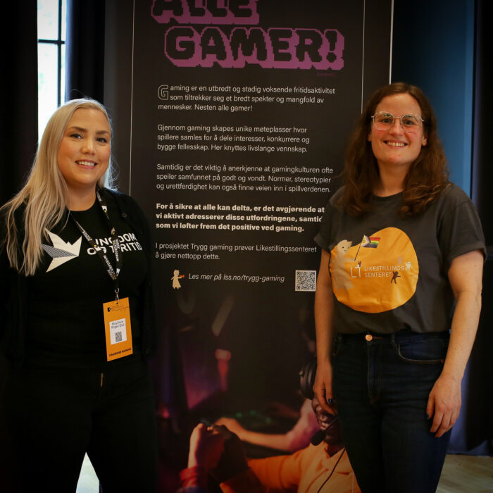 Mina og Kristina ser i kamera og smiler.