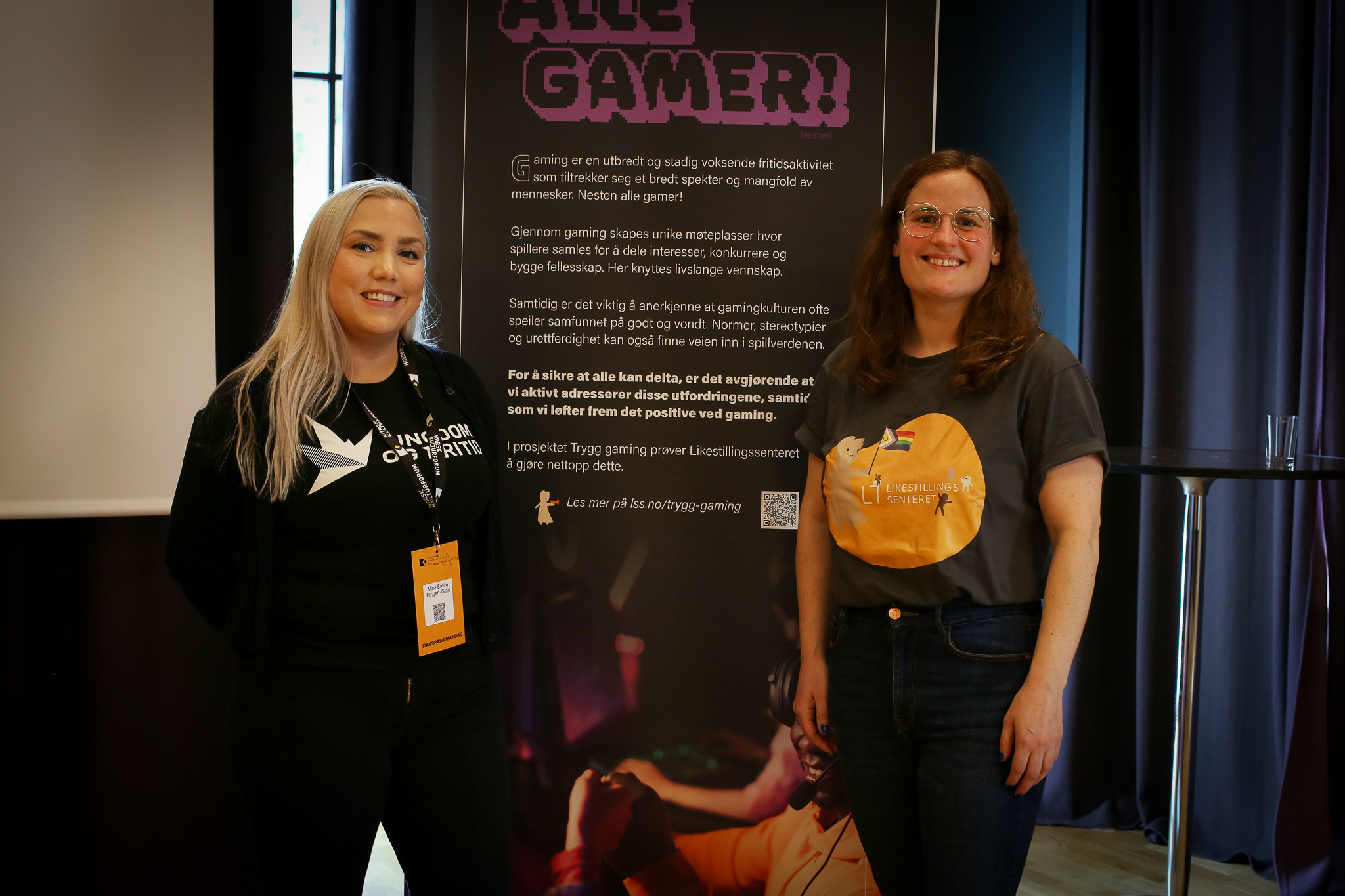 Mina og Kristina ser i kamera og smiler.