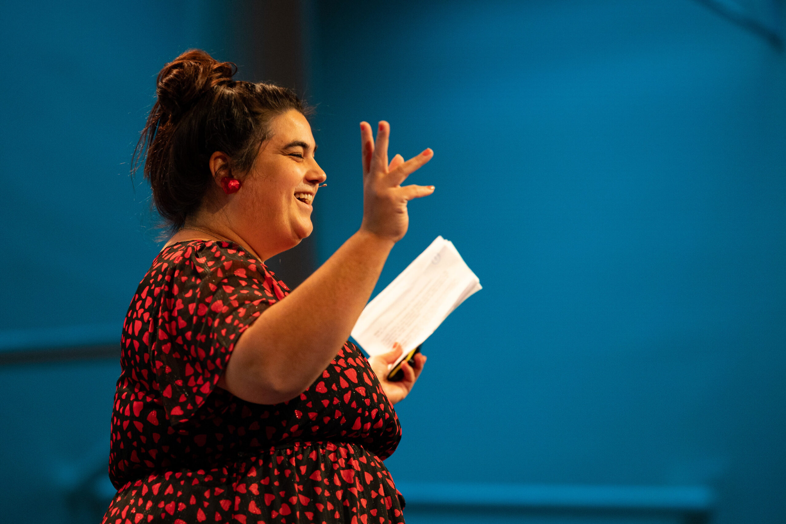 Carina Carlsen snakker fra scenen.