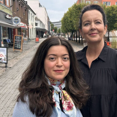 Nancy Herz og SUnniva Ørstavik står ute og ser i kamera.