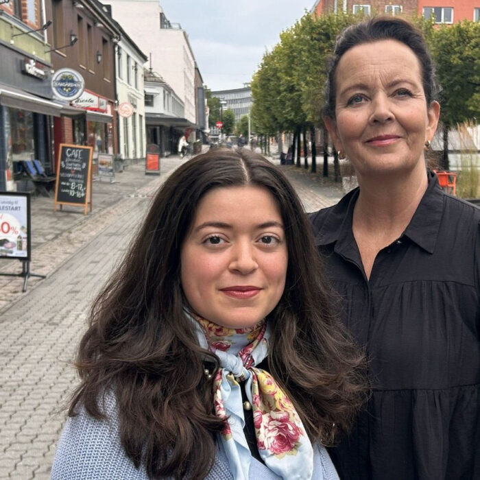 Nancy Herz og SUnniva Ørstavik står ute og ser i kamera.