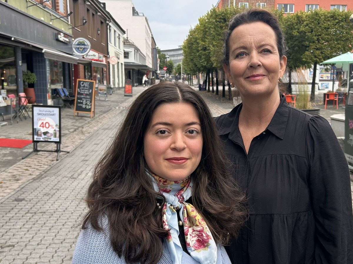 Nancy Herz og SUnniva Ørstavik står ute og ser i kamera.