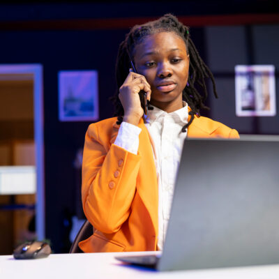 En barnehagelærer snakker i telefonen.